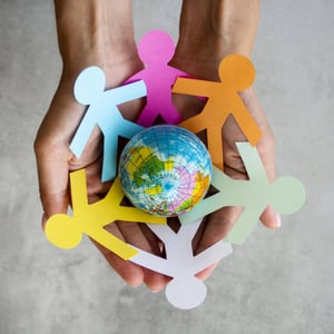 origami chain people with globe. Image by freepik